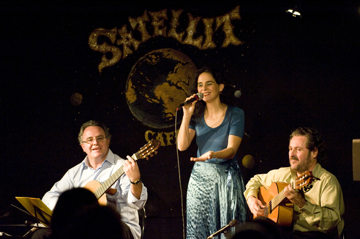 Laércio Ilhabela e músicos em apresentação