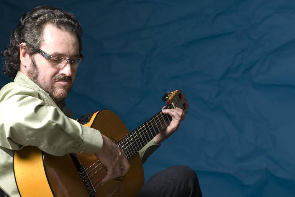 Laércio Ilhabela tocando violão